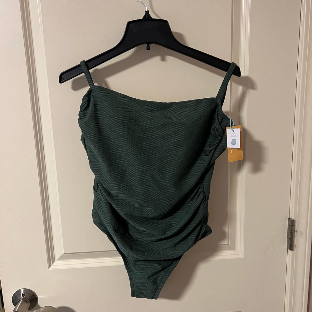 One piece swimsuit💚